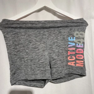 Tränings shorts - Ett par grå tränings shorts som knappt är använda(var längesen). Galjen dom gånger på gör formen på dom konstigt men dom formar kroppen jätte fint❤️ vill få bort dom där av långt pris