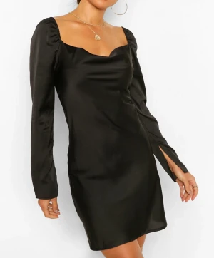 Kort satinklänning  - Jättefin satinklänning med slits i ärmen och draperad halsringnig.  Storlek 34/36 Använd en gång.