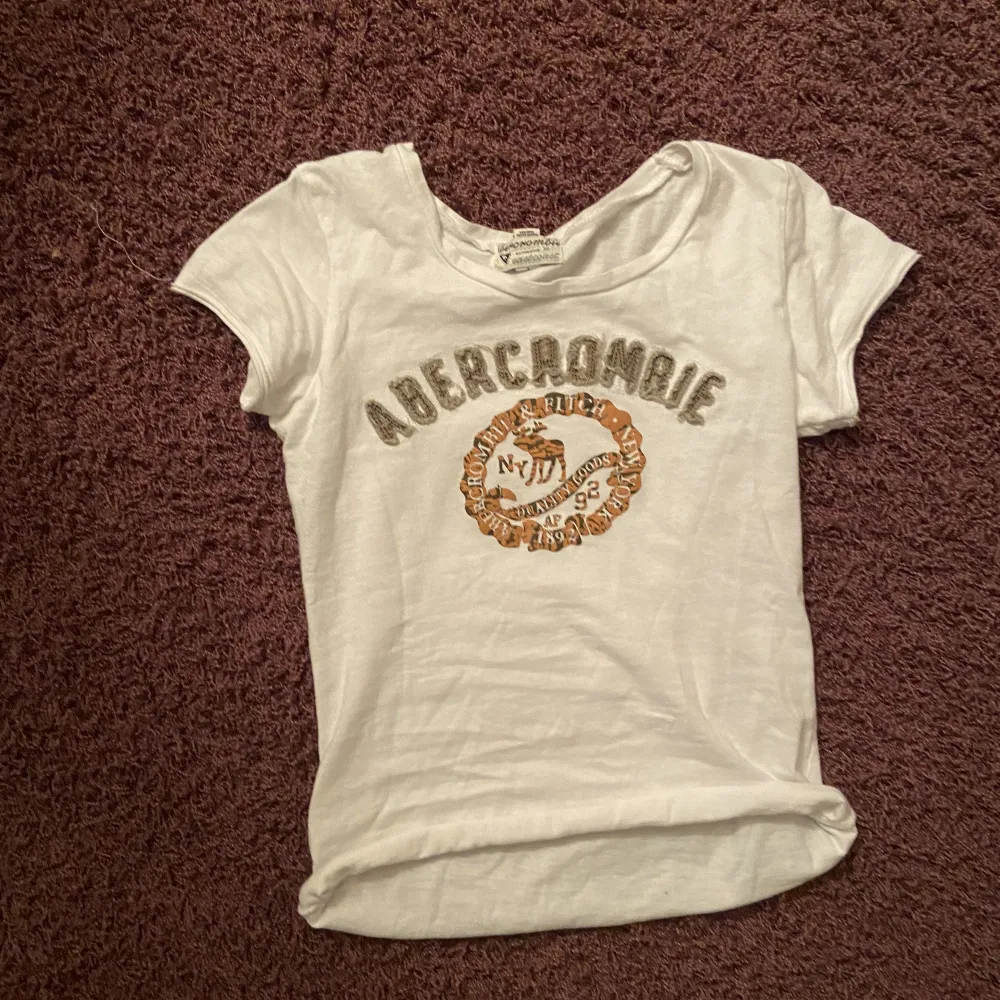 Fin t-shirt från Abercrombie & Fotch säljes då den är för liten för mig. Passar Xs/S. Säljer billigt då jag behöver mer plats i garderoben 💓🥰 40 kr + frakt. T-paidat.