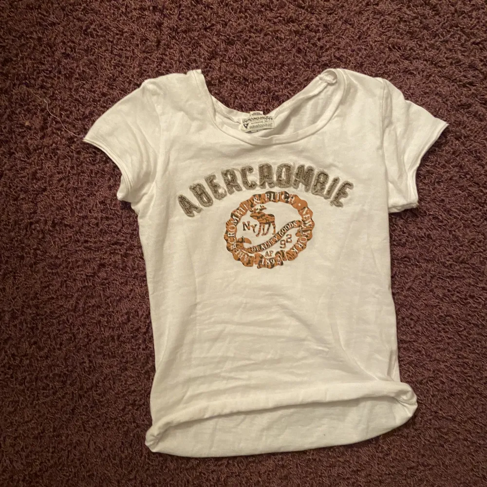 Fin t-shirt från Abercrombie & Fotch säljes då den är för liten för mig. Passar Xs/S. Säljer billigt då jag behöver mer plats i garderoben 💓🥰 40 kr + frakt. T-shirts.
