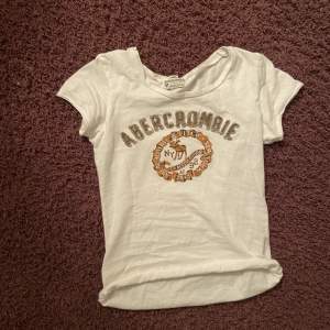 Fin t-shirt från Abercrombie & Fotch säljes då den är för liten för mig. Passar Xs/S. Säljer billigt då jag behöver mer plats i garderoben 💓🥰 40 kr + frakt
