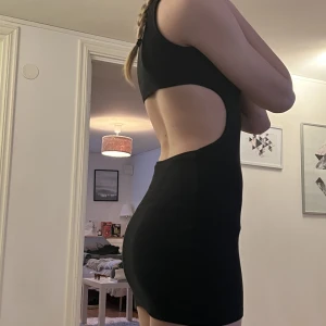 Svart fest klänning öppen rygg - Super snygg och skön klänning med öppen rygg, perfekt för utgång. Köpt i Paris för 550kr