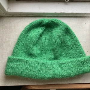 Grön stickad mössa! - Grön förglad stickad mössa av mig! 100% handarbete och ekologisk ull. 