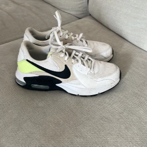Skor - Skit fina Nike skor som inte kommer till användning. Använt mycket i sommar men ändå bra skick.💕