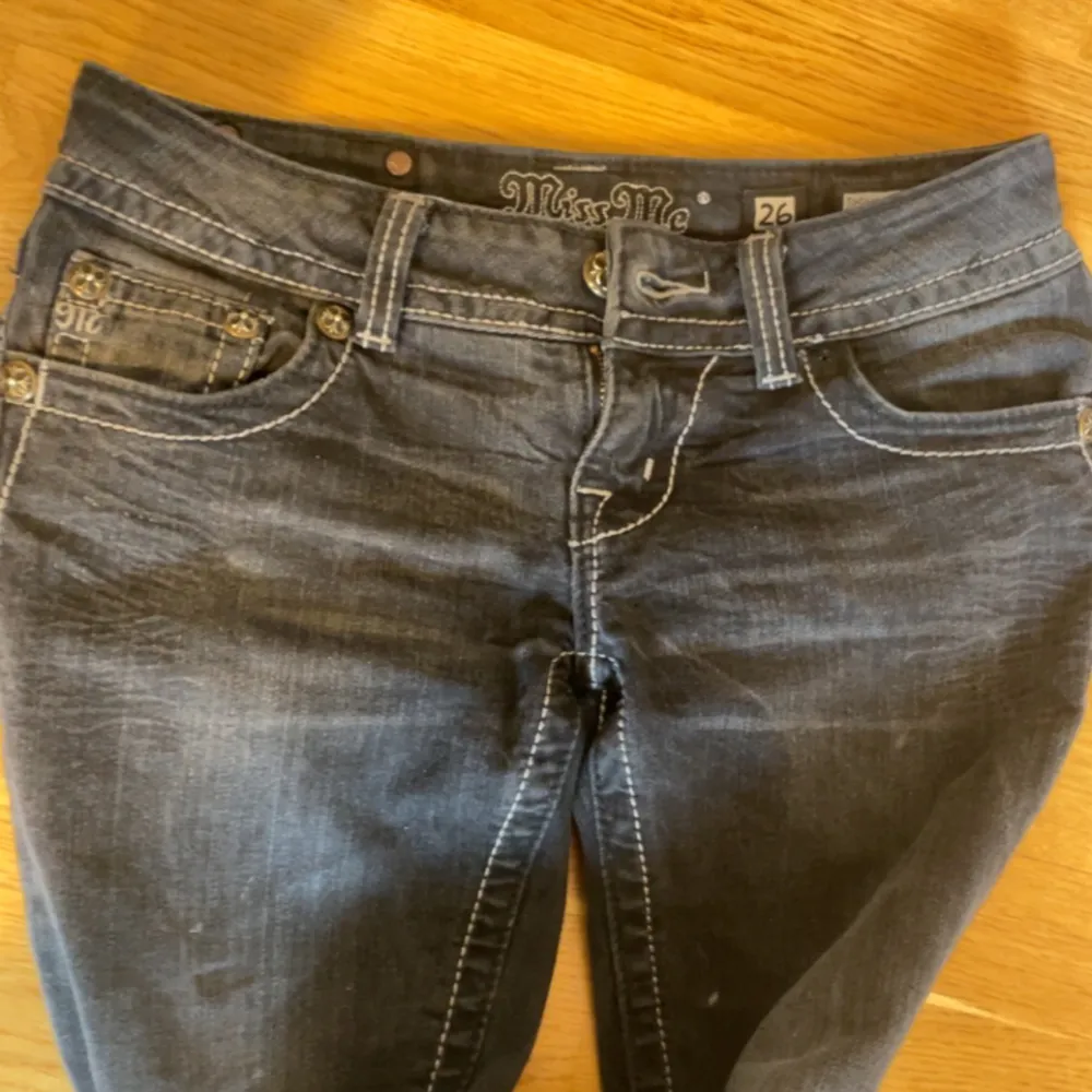 MissMe jeans dom är i jätte bra kvalitet jag är 160 och dom är långa på mig så dom skulle nog passa någon som är 160-167. Jeans & Byxor.