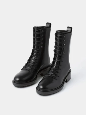Stövletter  - Isabel is our stylish take on the combat boot. Featuring a round toe, chunky commando sole, and raw eyelets. Wear them throughout winter with trousers and jeans.  Inside Material: 100% Cross Breed Lamb Leather Outside Material: 100% Calf Leather 