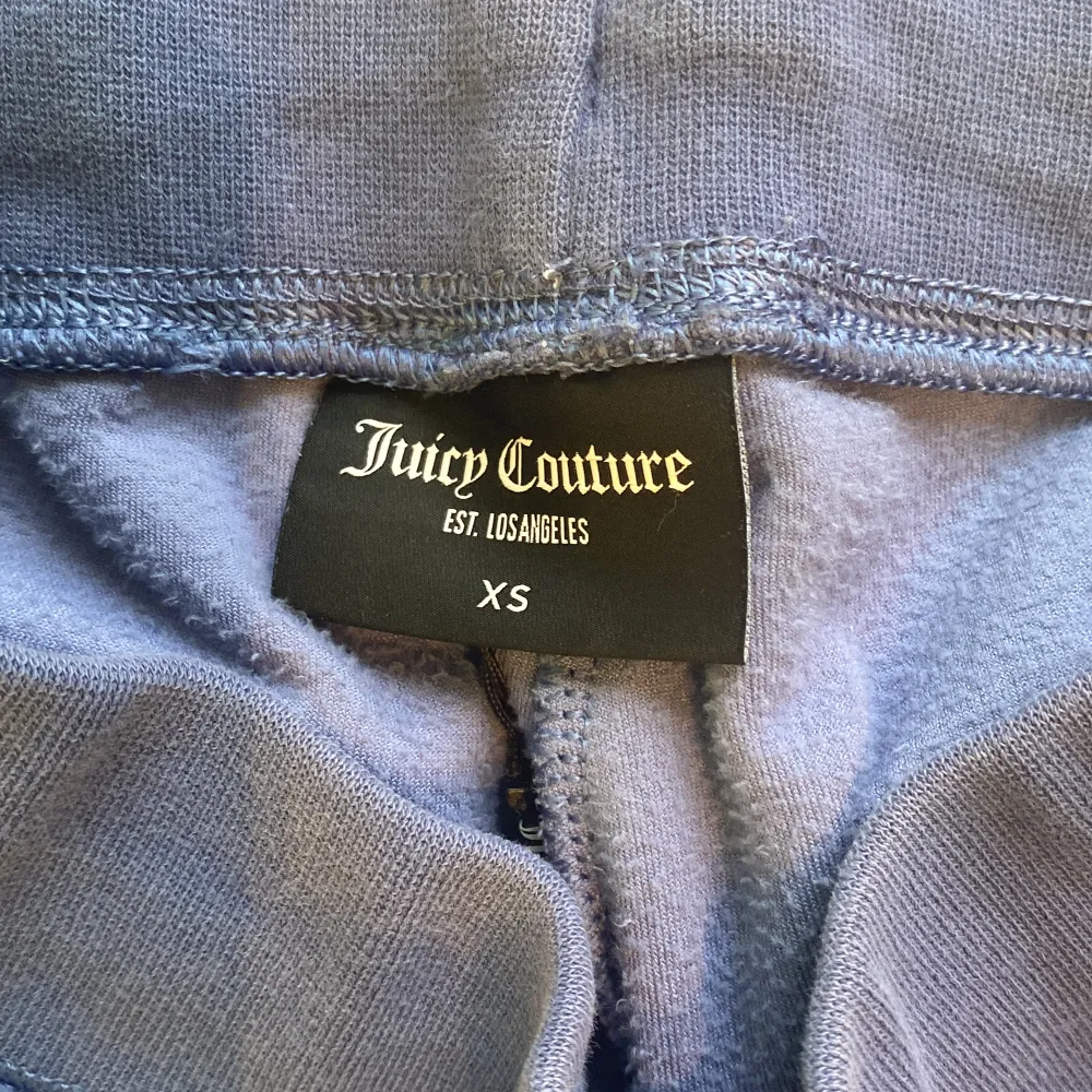 Säljer mina fina juicy couture byxor då jag tröttnat på dem. Men dem är inte använda så mycket.. Jeans & Byxor.
