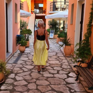 Gul kjol  - Superfin kjol ifrån zara som tyvärr aldrig kommer till användning. Storlek 36🫶🏻