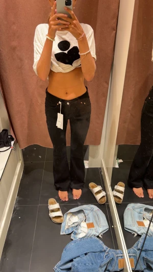 Low Waits bootcut - Säljer nu mina skit snygga låg midjade svara bootcut jeans 