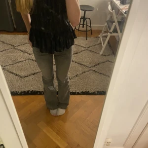 JEANS - Säljer dessa skit snygga hm jeans som köptes i höstas. Det har inga defekter och är Midwaist❤️