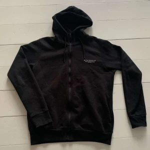 Huvtröja - Säljer även denna Mckenzie tröja i stl L säls då den blivit för liten den är väll använd men inga defekter finns de förutom att den är lite nopprig.