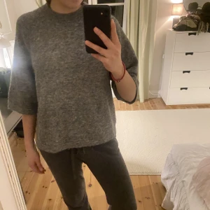 Trekvarts ärmar tröja &other stories - Jättesnygg trendig tröja i bra skick från &other stories