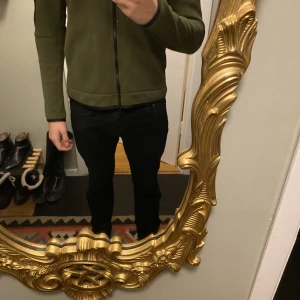 Grön nike Tech säljer för jag inte använder den - Grön nike tech i storlek L i väldigt bra skick inte använd så mycket, en av metall saken på dragkedjan är sönder men det är inget man riktigt märker 