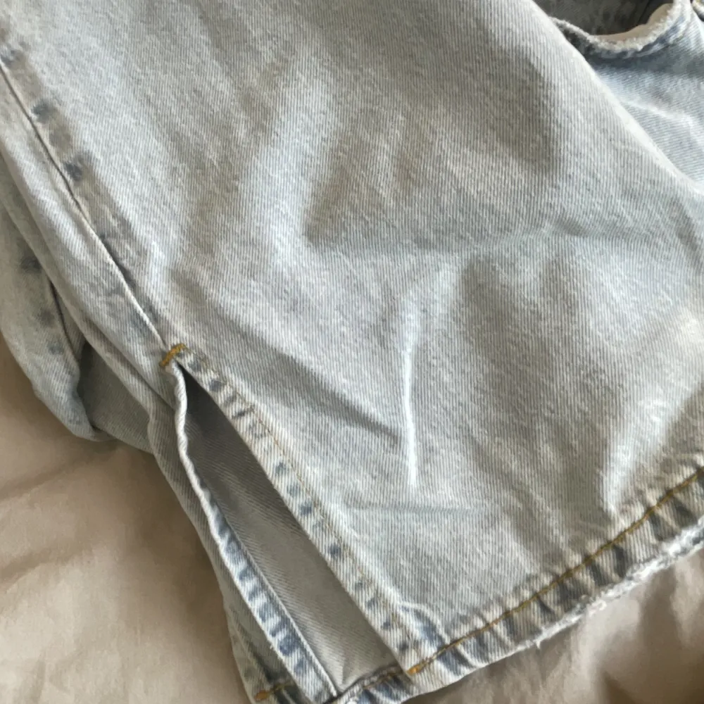 Säljer mina helt nya bikbok jeans med en slit i benet, säljer pågrund av att byxorna är förstora i midjan. Byxorna är helt oandvända men lappen sitter ej kvar. Byxorna är super fina och har väldigt bra passform.(köparen står för frakt)💗. Jeans & Byxor.