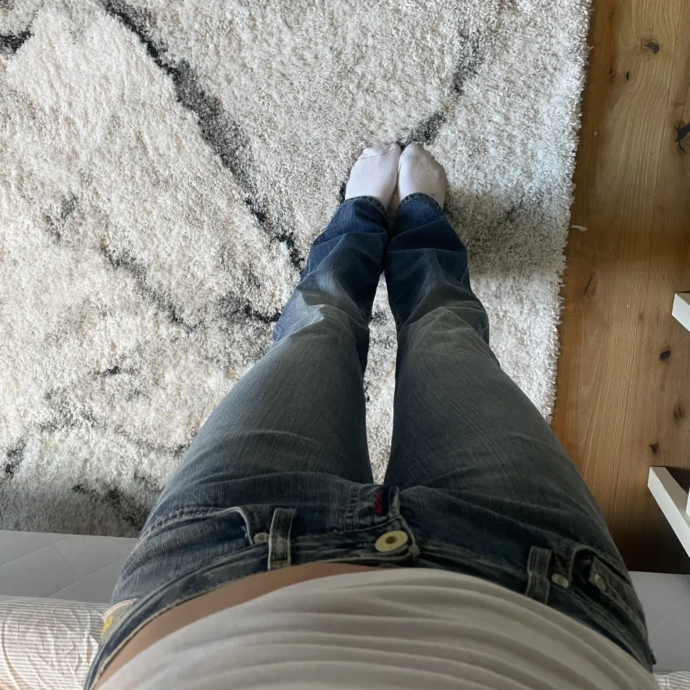 Snygga lågmidjade jeans som inte kommer till andvändning🤍innerbenslängden: 79cm, midjan: 40cm☺️Frakt tillkommer . Jeans & Byxor.