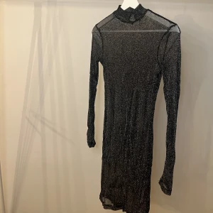 Mesh klänning - Supersnygg glittrig klänning i mesh från Nelly i storlek S. Endast använd en gång.