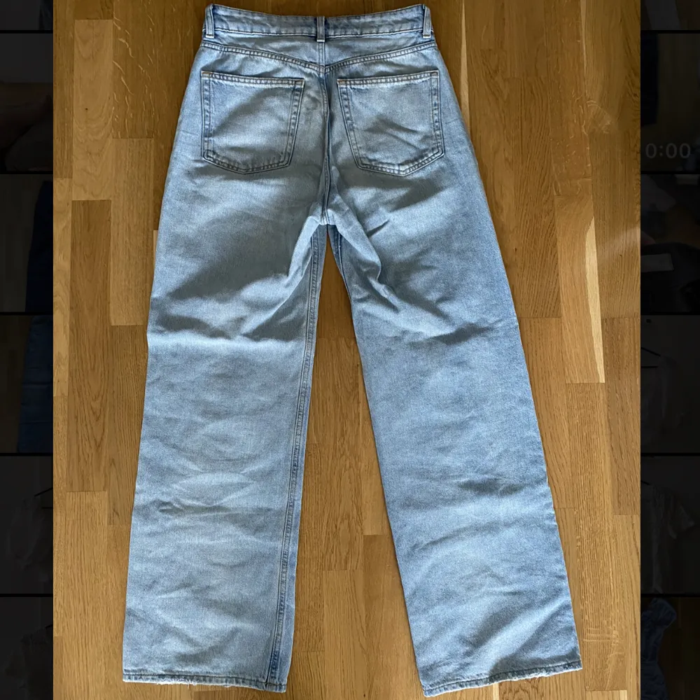 Fina ljusblåa vida jeans ifrån HM i strl 38💕 Sparsamt används och inga fläckar😊. Jeans & Byxor.