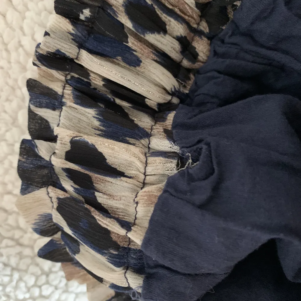 Superfin volangkjol med blått leopardmönster och små silvriga trådar. Använd en gång och den är utan anmärkningar förutom att en söm har lossnat lite på insidan av kjolen (se sista bilden). Absolut inget som stör 🌻 Köpt på Raglady i Helsingborg.. Kjolar.