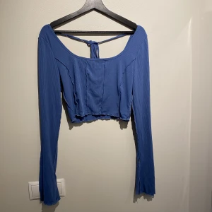 Croptop - Långärmad croptop från shein med knytning i ryggen & slits i ärmarna