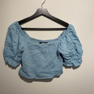Blå croptop - Söt topp från bikbok, färgen något urtvättad.