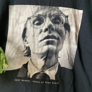 Andy Warhole T-Shirt  - T-shirt från DEDICATED med tryck på Andy Warhol.