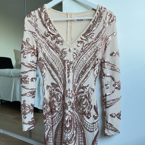 Paljettklänning - Paljettklänning från Dmretro, använd en kväll annars i perfekt skick. 