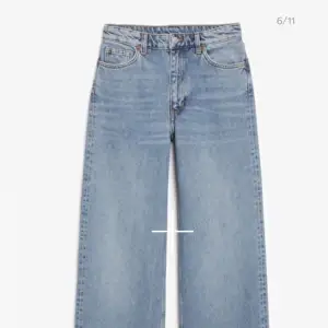 Monki Yoko Jeans✨ Jätte fina ljusblå jeans från Monki, säljer på grund av att de är för korta för mig som är 176cm! De är i väldigt fint skick, skriv till mig vid intresse så kan jag skicka fler bilder på jeansen💕 Nypris är 400kr. 