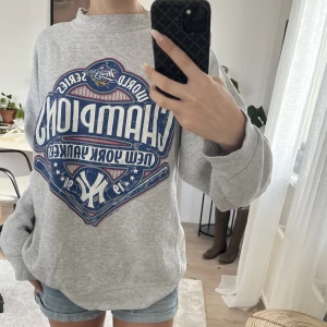Champions tröja  - Säljer denna väldigt snygga Champions sweatshirt! Den är ursprungligen från USA men är köpt här i Sverige❤️‍🔥 den är i stolek L och sitter lite oversizet på mig som vanligt vis är en xs s