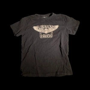 Tshirt med tryck - En mörkblå lite oversize tshirt! Knappt använd, köpt second hand men inga defekter! 43 kr frakt, tveka inte på att ställa frågor !! 