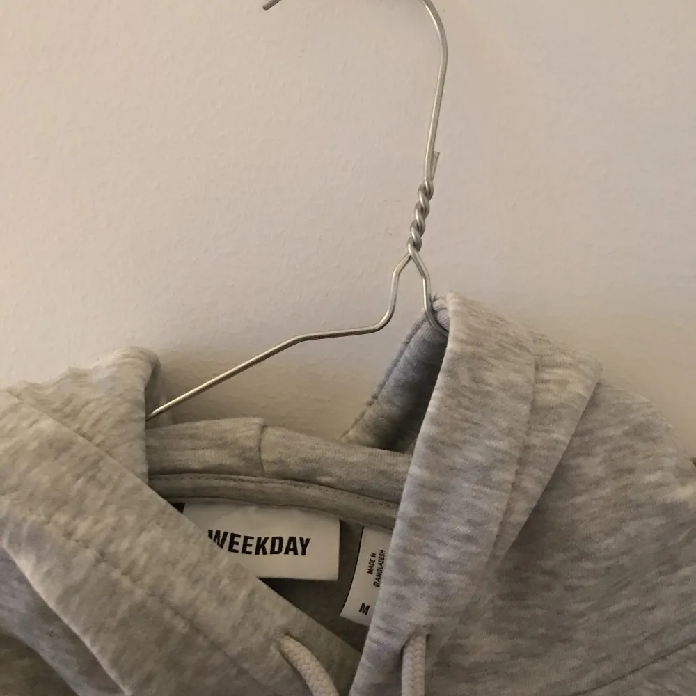 Säljer en gråmelerad Weekday hoodie i size M, sitter tts.  Bra skick, använts en del men har mycket kvar att ge.. Hoodies.