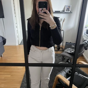 Beiga jeans från NA-KD  - Beiga jeans från NA-KD i storlek 36. Fint skick, pris 100 kr 