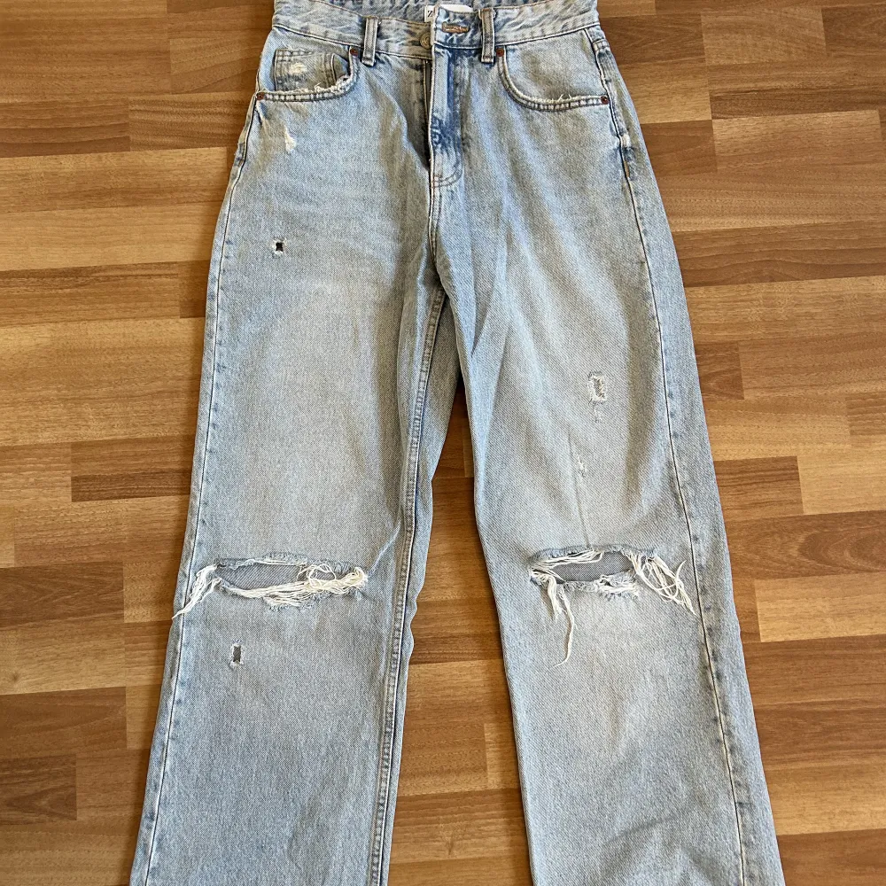 Fina jeans från Zara med hål på knäskålarna. Säljer pga att jag inte får användning för de! 😊. Jeans & Byxor.