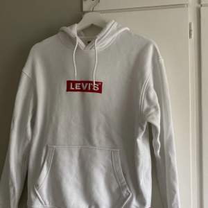 Levi’s hoodie i strl XS. Väldigt fint skick, då den bara är använd ett fåtal gånger. Säljer då jag inte använder den. (Köparen står för frakt) 💗