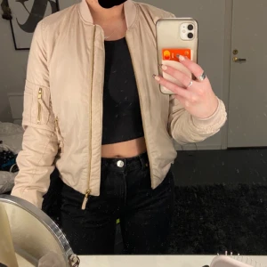 Bomberjacka - Beige bomberjacka som garanterat går att använda snyggare än jag gjort. Faller inte mig i smaken längre så nu säljs den :)