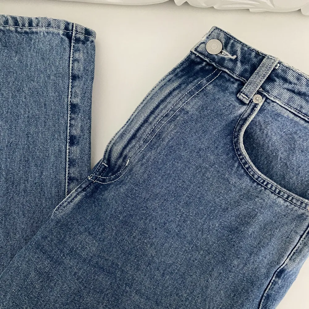 Super fina ljusblåa jeans från weekday. Aldrig kommit till användning, då dem är för stora. . Jeans & Byxor.