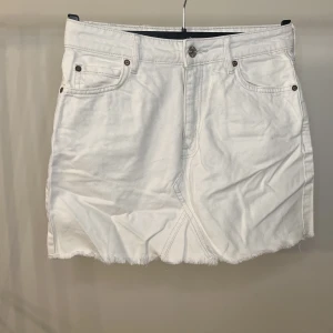 Vit jeanskjol från Mango - Jättefin vit jeanskjol i storlek XS från Mango. Fint skick!