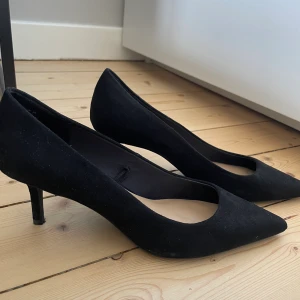Klackskor/pumps  - Svarta pumps med spetsig tå från hm i stl 38 lite för stora för mig som vanligtvis har 37 i klackar o 38 i vanliga skor. Använda en gång endast 