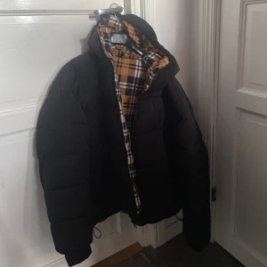 Svart jacka  - Svart din jacka från carlings, kan vändas ut och in