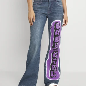 Jeans - LÄS Tryck EJ på köp nu! Säljer dessa buxor som är använda ett fåtal gånger då de ej komme till användning längre. Köpta för ca 1 år sedan för 729 kr💗 skriv privat för fler bilder