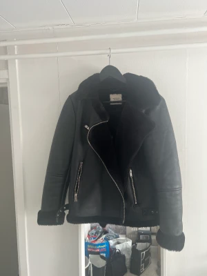 Jacka  - Vår/höst jacka som är köpt på Zalando för nått års sen. Aldrig använt då den är för liten för mig