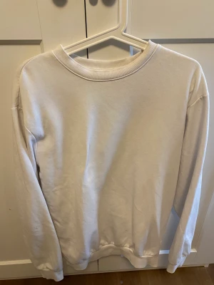 Vit tjocktröja - Fint skick på vit snygg tjocktröja. Passar både S och M