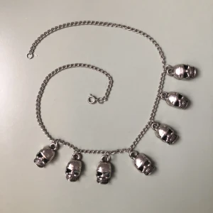 Halsband  - Dödskalle halsband i bra skick 