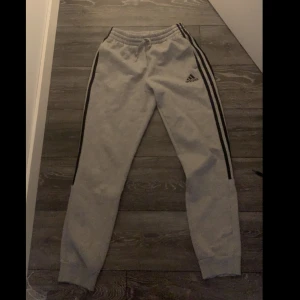  Adidas byxor  - Gråa dina Adidas byxor inte min still längre