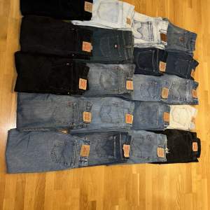 Har 20 par vintage jeans främst Levis i bootcut och straight. Många 501or. Även carhartt och dickies. Många riktigt feta modeller och unika färger. Tänker mig 399-499 kr styck beroende lite på skick och efterfrågan på modellen. Massa olika storlekar finns