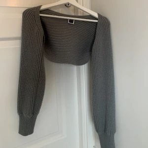 Stickad Bolero Kofta - Säljer denna gråa stickade bolerokoftan från shein som är använd 2 gånger, den är i nyskick!💞säljer då den är för stor! skriv priv för mer frågor 