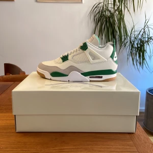 Jordan 4 Nike SB - Tjena, jag säljer helt nya Jordan 4 Nike sb. Kvitto finns och original box och storleken är EU 43/US 9.5. Pris kan diskuteras. Skriv gärna om om fler bilder😁