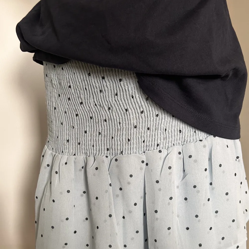 Super fin prickig kjol ifrån Pieces! Köpte den för 250kr och säljer den nu för 120 plus frakt 🚚 knappt använd heller :) . Kjolar.