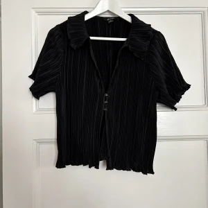 Kortärmad topp - Superfin kortärmad topp från MONKI. Använd fåtal gånger, ingenting att anmärka på. Storlek S. 