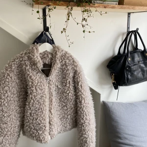 Teddy jacka - Jättefin Teddy-jacka från weekday orginalpris 800kr köp direkt för 300kr inklusive frakt!💗💗