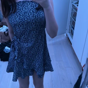 Klänning - Jättefin mörkblå klänning! Säljer pga har en likadan och denna är lite för liten vid rumpan, köptes cirka i somras💗